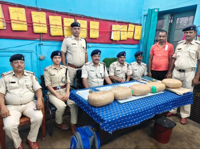 धनबाद स्टेशन पर आर पी एफ ने बरामद किया लावारिस गांजा, जी आर पी को सौंपा मामला