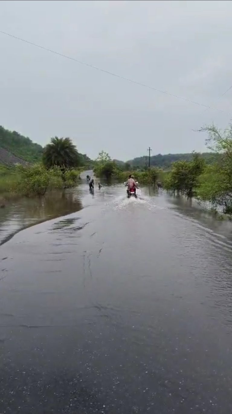चित्रा कोलियरी ओ बी डंप के समीप सड़कों पर जलजमाव, लोगों ने आक्रोश जताया ओर प्रदर्शन किया,