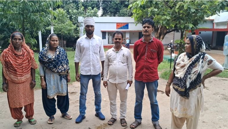 स्थानीय थाना में कार्रवाई नहीं होने से वरीय पदाधिकारी के पास पहुंची पीड़िता।