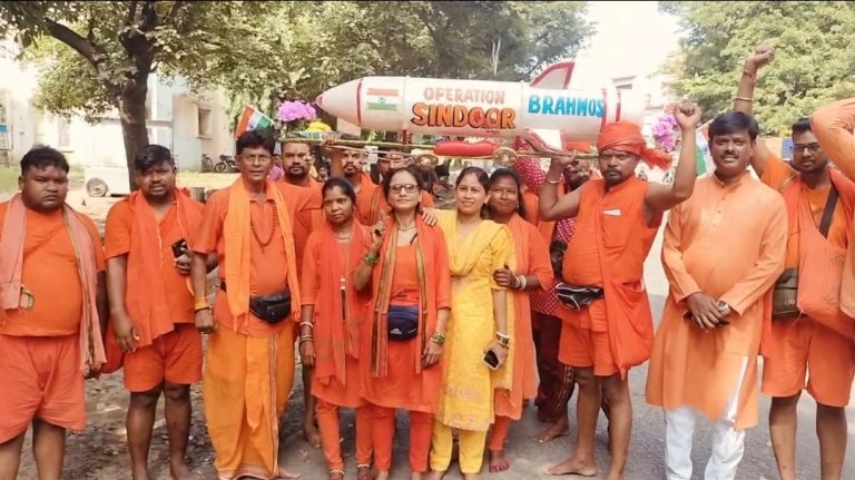 महिला एवं पुरुषों की 51 सदस्यीय टोली “ऑपरेशन सिंदूर” थीम पर आधारित विशेष कांवर लेकर देवघर के लिए रवाना हुई।