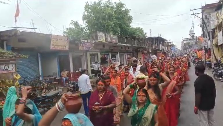 श्रावण मास की तीसरी सोमवारी पर चतरा में 601 श्रद्धालुओं ने निकाली कलश यात्रा।