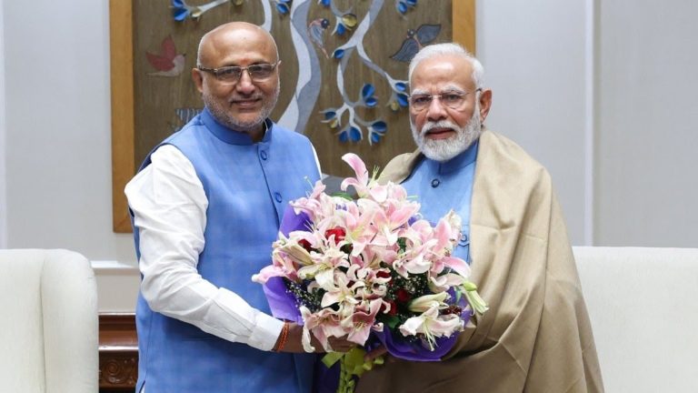 तमिलनाडु में जन्म, RSS से जुड़ाव, 40 साल का सियासी सफर… जानें- कौन हैं NDA के उपराष्ट्रपति उम्मीदवार सीपी राधाकृष्णन