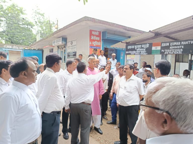 पुराने व्यवहार न्यायलय परिसर में जबरन की जा रही चाहरदीवारी का जायजा लेने पहुंचे झारखण्ड विधिज्ञ परिषद रांची के अध्यक्ष।