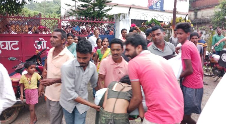 आपसी विवाद में मारपीट, एक व्यक्ति की इलाज के दोरान हुई मौत, मृतक के परिजनों ने किया थाना घेराव।
