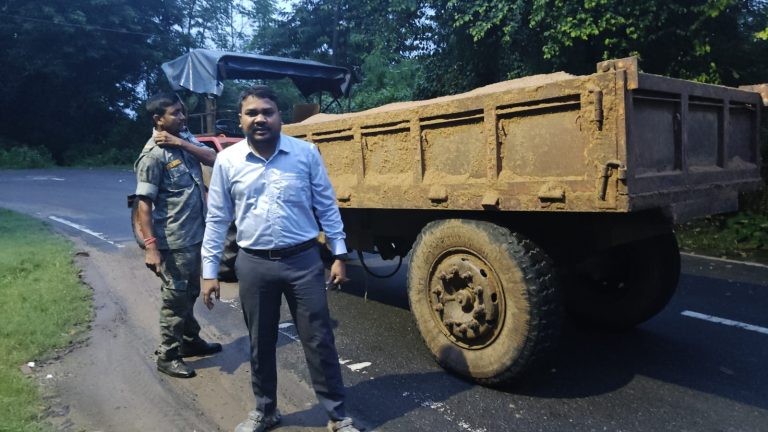 खनन विभाग ने चलाया सघन जांच अभियान, एक हाइवा जब्त।