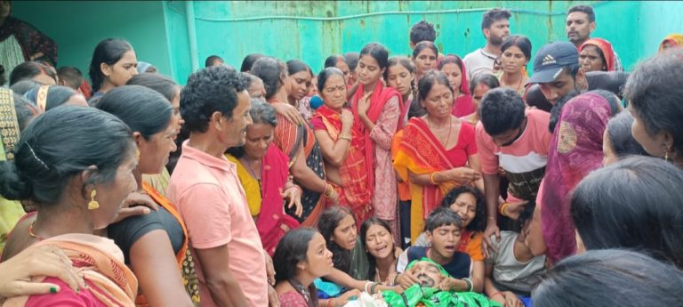 आश्वासन के अनुसार तेनुघाट पुलिस ने 24 घंटा के अंदर दोनों फरार अभियुक्त को भी गिरफ्तार कर तेनुघाट जेल भेजा।