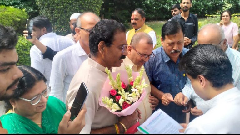 राष्ट्रीय अल्प बचत अभिकर्ता संघ ने केंद्रीय संचार मंत्री से मुलाकात कर समस्याओं को लेकर सौंपा ज्ञापन।
