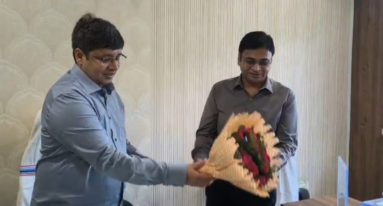 गिरीडीह नये DTO के रूप में संतोष कुमार ने बुधवार को विधिवत रूप से प्रभार ग्रहण कर लिया।