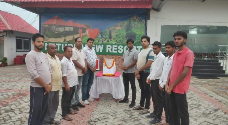 गिरिडीह लाइंस एलिट द्वारा खंडोली के नेचर व्यू रिजॉर्ट परिसर में दिशोम गुरु शिबू सोरेन के निधन को लेकर शोक सभा का आयोजन किया गया।।