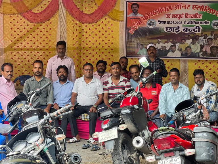 हाइवा कोयलांचल आनर एसोसिएशन का अनिश्चितकालीन चक्का जाम आंदोलन 24वें दिन भी जारी।