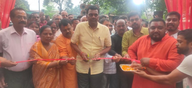 आजसू पार्टी सांसद आवासीय कार्यालय का उद्घाटन विधायक व पूर्व ने फीता काट कर किया।