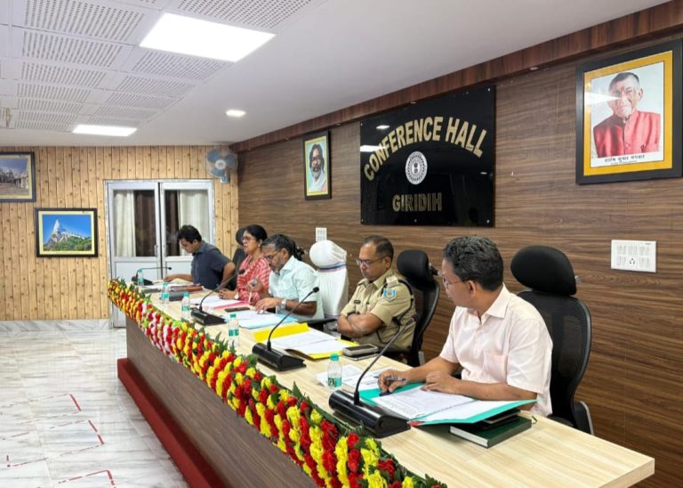 स्वतंत्रता दिवस के आयोजन में प्रोटोकॉल एवं अनुशासन का ध्यान रखते हुए समन्वय स्थापित कर कार्यक्रम को सफल बनाने को लेकर उपायुक्त नए अधिकारियों के साथ की बैठक