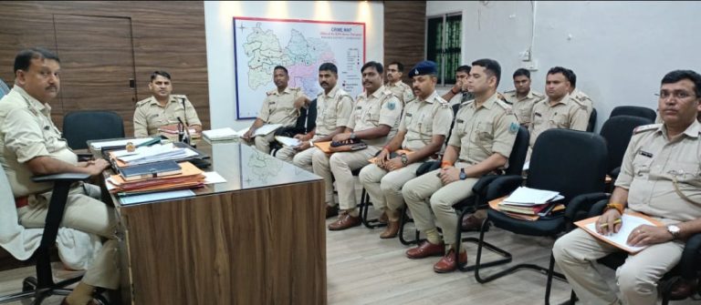 बेरमो अनुमंडल पुलिस पदाधिकारी वशिष्ठ नारायण सिंह के अध्यक्षता में तेनुघाट स्थित अनुमंडल पुलिस पदाधिकारी के सभागार में मासिक अपराध गोष्ठी की गई