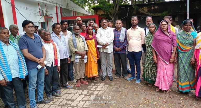 बेरमो अनुमंडल कार्यालय तेनुघाट में अनुमंडल पदाधिकारी मुकेश मछुआ और कथारा सीसीएल स्वांग वाशरी के एवार्डी मजदूरों के बीच बैठक की गई।