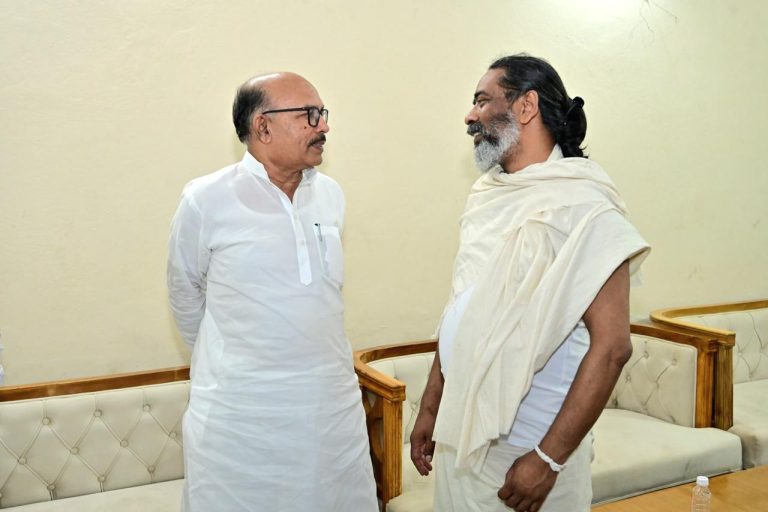 झारखंड विधानसभा अध्यक्ष रविंद्रनाथ महतो मुख्यमंत्री हेमंत सोरेन के पैतृक आवास नेमरा पहुंचकर दिवंगत दिशोम गुरु शिबू सोरेन के परिवार जनों से मिले