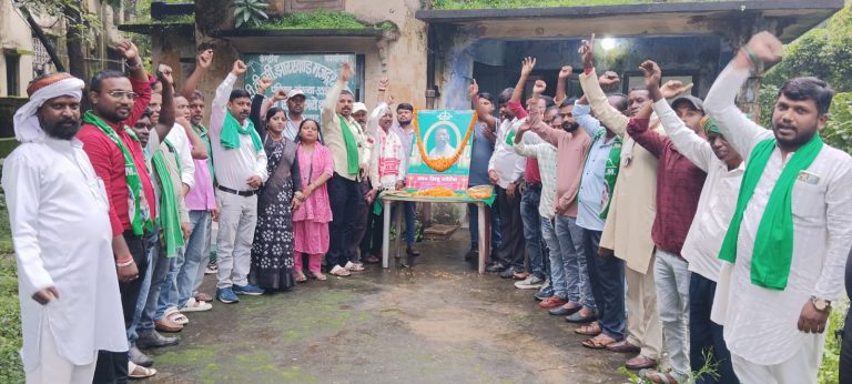 झामुमो ने दीशुम गुरु शिबू सोरेन को दी श्रद्धांजलि, शोक सभा आयोजित”