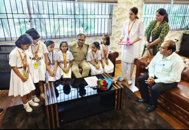 बी एन एस डीएवी गिरिडीह की छात्राओं ने पुलिस अधीक्षक, गिरिडीह को बांधी राखी, मिला सुरक्षा का वचन