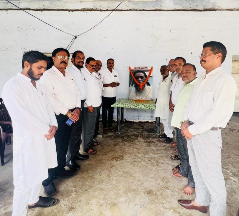 पूर्व मुख्यमंत्री व वर्तमान में राज्यसभा के सदस्य दिशोम गुरु शिबू सोरेन के निधन को लेकर शुक्रवार को जिला कांग्रेस कार्यालय गिरिडीह में श्रद्धांजलि सभा रखी गई