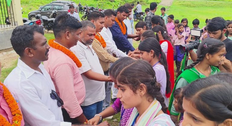रक्षाबंधन को लेकर केंद्रीय सुरक्षा बल के जवानों द्वारा एक पेड़ बहन के नाम वृक्षारोपण कार्यक्रम का का कार्यक्रम किया गया