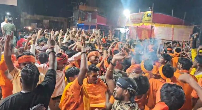 हर वर्ष की भांति इस वर्ष भी शिव भक्तों की भारी भीड़ शुक्रवार रात को बड़ा चौक से झूमते हुए गिरिडीह-डुमरी रोड स्थित बराकर धाम की और रवाना हुई