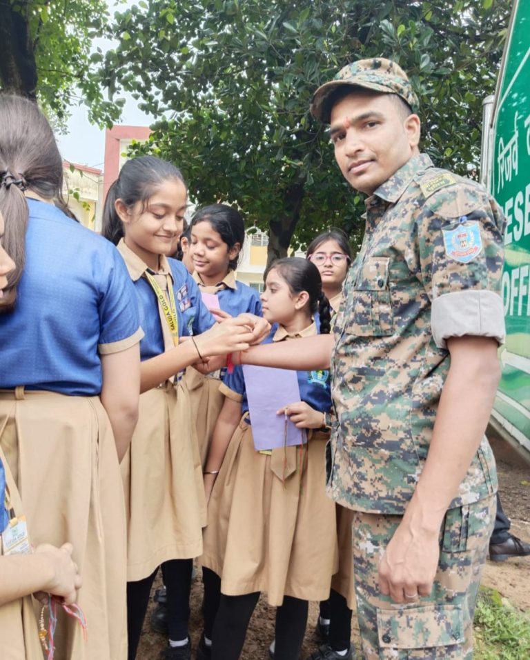सलूजा गोल्ड इंटरनेशनल स्कूल गिरिडीह की छात्राओं ने जवानो को बाँधी राखी