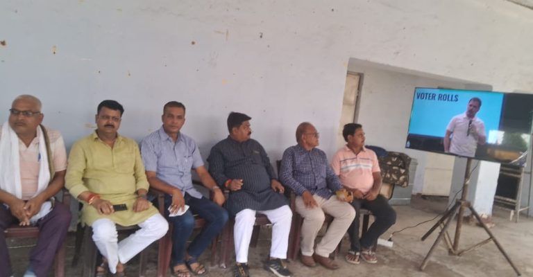 गिरिडीह जिला कांग्रेस कमेटी की ओर से बक्सीडीह रोड स्थित जिला कांग्रेस कार्यालय में एक प्रेस कॉन्फ्रेंस आयोजित की गई।