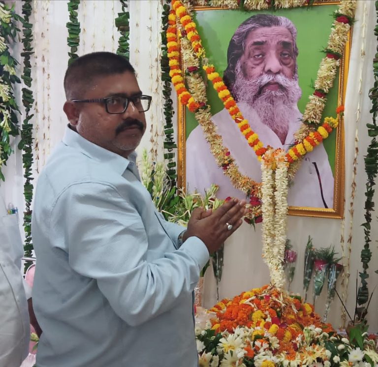 झामुमो नेता मुमताज आलम दिवंगत शिबू सोरेन को श्रद्धांजलि देने उनके पैतृक आवास नेमरा पहुंचे।