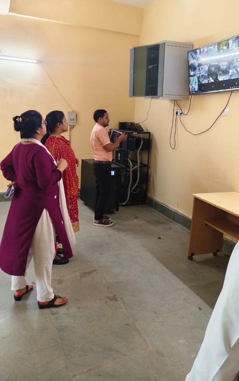 जिला निर्वाचन कार्यालय के वेयरहाउस का उपायुक्त कीर्तिश्री ने कि निरीक्षण