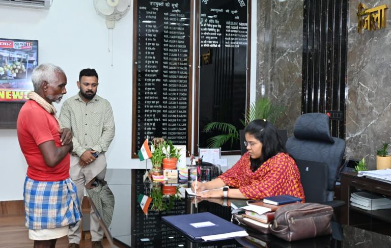 उपायुक्त कीर्तिश्री की अध्यक्षता में जनता दरबार, आमजनों की समस्याओं का सुना गया