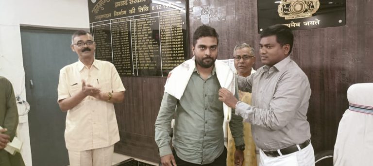 जे पी एस सी 90 रैंक लाकर बेरमो अनुमंडल को गौरांवित करने वाले कौशल किशोर सिंह के पुत्र समित कुमार को अनुमंडल पदाधिकारी मुकेश मछुवा ने पिता और पुत्र दोनों को अनुमंडल कार्यालय में सम्मानित किया