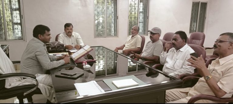 पिट्स मॉर्डन उच्च विद्यालय गोमिया कक्षा नौ की पूर्व छात्रा रही आरोही रानी से संबंधित मामलों पर अनुमंडल पदाधिकारी मुकेश मछुआ