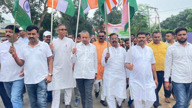 चतरा में हर घर तिरंगा अभियान के तहत भव्य तिरंगा यात्रा का आयोजन