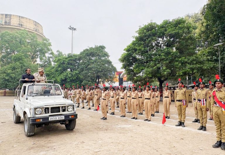 गिरिडीह जिला उपायुक्त, रामनिवास यादव व पुलिस अधीक्षक, डॉ बिमल कुमार ने स्वतंत्रता दिवस परेड पूर्वाभ्यास का किया निरीक्षण