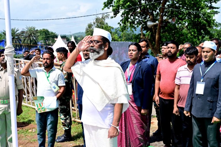 मुख्यमंत्री श्री हेमन्त सोरेन ने स्वतंत्रता दिवस के अवसर पर पैतृक गांव नेमरा में किया झंडोत्तोलन।