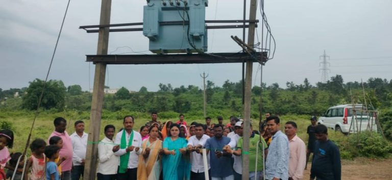 पेटरवार प्रखंड अंतर्गत उलगडडा पंचायत के टोला नाराबेडा में 63 के भी ए का ट्रांसफार्मर के विधिवत फीता काटकर उदघाटन पूर्व विधायिका सह मंत्री योगेंद्र प्रसाद की धर्म पत्नी बबीता देवी ने किया