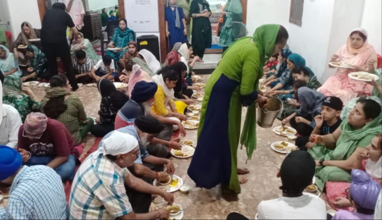 गिरिडीह सिख समाज महिलाऔ द्वारा प्रतिदिन पूरे सावन महीने तक चले शब्द कीर्तन कार्यक्रम का समारोह पूर्वक हुआ समापन