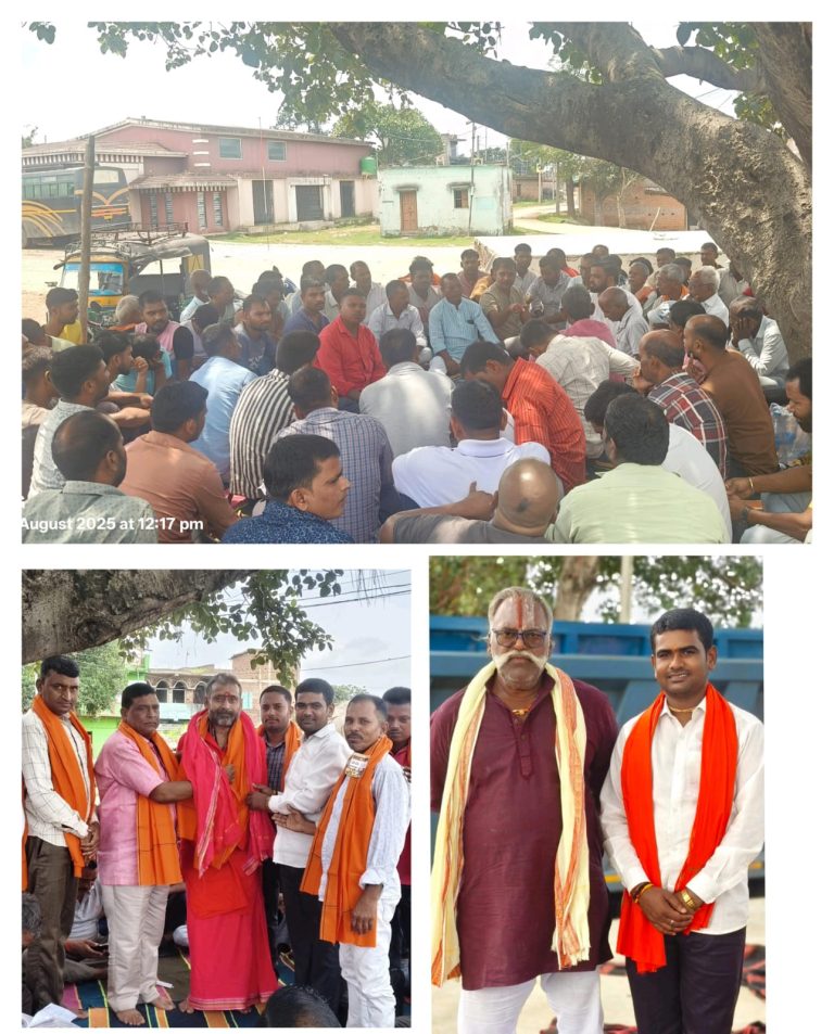 ग्राम सेरनदाग में दुर्गा पूजा समिति के पुनर्गठन को लेकर ग्रामीणों की हुई बैठक। 