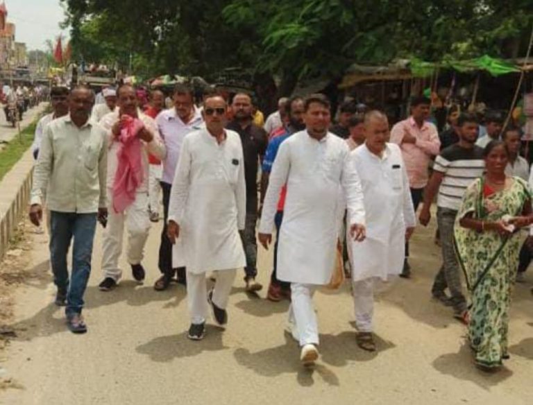 विभिन्न मांगों को लेकर राष्ट्रीय जनता दल के द्वारा जमुआ पुलीस प्रशासन के विरोध में निकाला प्रतिवाद मार्च