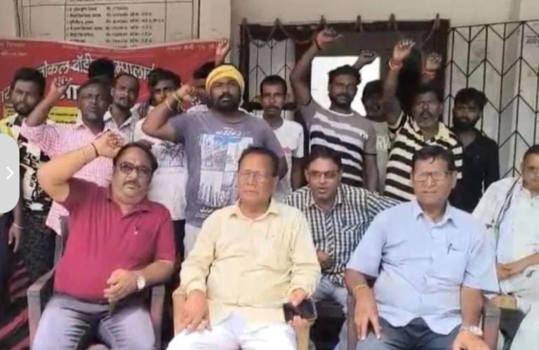 6 सूत्री मांगो को लेकर भूख हड़ताल पर बैठे नगर निगम के कर्मी, सरकार के खिलाफ की जमकर की नारेबाजी