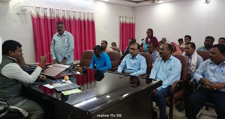 अनुमंडल पदाधिकारी,  सीसीएल प्रतिनिधियों एवं स्वांग स्लरी मजदूरों के साथ त्रिपक्षीय वार्ता को लेकर हुई बैठक।
