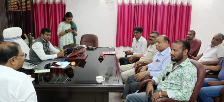 अनुमंडल कार्यालय में पिट्स मॉर्डन स्कूल के प्रबंधन और मृतक आरोही रानी के परिजनों के बीच 19 अगस्त को बैठक आहूत की गई थी।