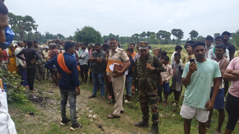 घर से 2 किमी दूर झोपड़ी में संदिग्ध स्थिति में मिली अधेड़ की शव, फैली सनसनी।