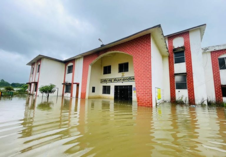 गिद्धौर में भारी बारिश का कहर: प्रखंड कार्यालय जलमग्न, सरकारी कामकाज ठप।