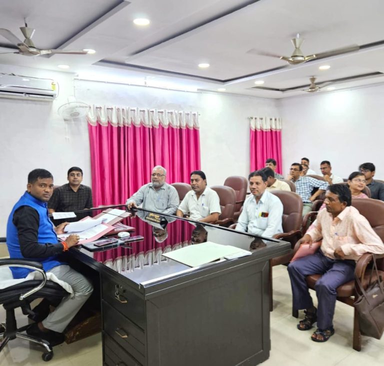 Bermo: मुफ्त बिजली की सुविधा को बहाल रखने, बढ़ा चढ़ा कर निर्गत बिजली बिल में सुधार करने, जर्जर तार पोल को रिप्लेस करने इत्यादि मांगों पर चर्चा