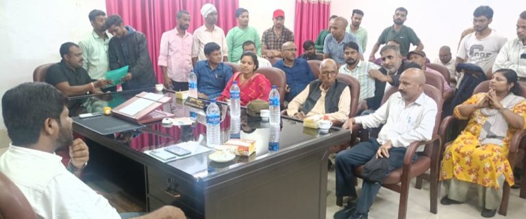 अनुमंडल पदाधिकारी मुकेश मछुआ, अंचल अधिकारी गोमिया, ओएनजीसी के अधिकारी और गोमिया ओएनजीसी के रैयतों के विभिन्न मुद्दों को लेकर बैठक