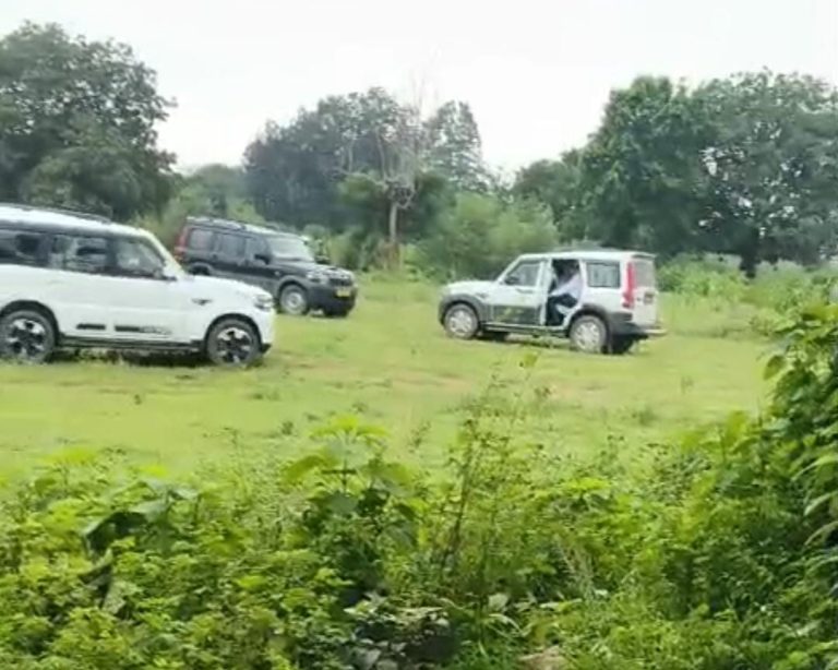 फर्जी नौकरी का झांसा देकर वनों को अतिक्रमण करने पहुँचे अधिकारी को सरादु ग्रामीणों के खदेड़ा