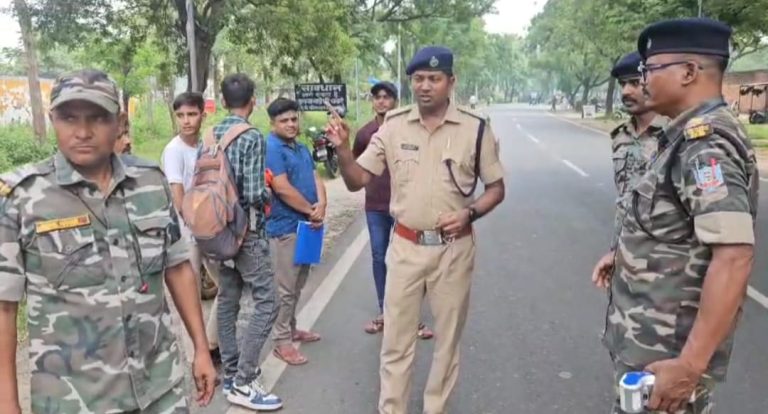 गिरिडीह-डुमरी मुख्य मार्ग पर मुफ्फसिल थाना के पास पुलिस ने विशेष वाहन चेकिंग अभियान चलाया