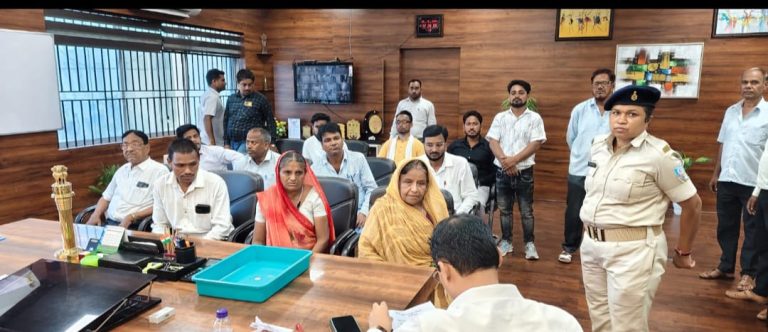 जिला उपायुक्त, रामनिवास यादव के निर्देशानुसार आज सदर अनुमंडल पदाधिकारी, श्रीकांत या विस्पुते ने जनता दरबार में आमजनों की शिकायतों और समस्याएं सुनी तथा प्राप्त आवेदनों को संबंधित अधिकारियों को अग्रसारित करते हुए यथोचित कार्रवाई के निर्देश दिए
