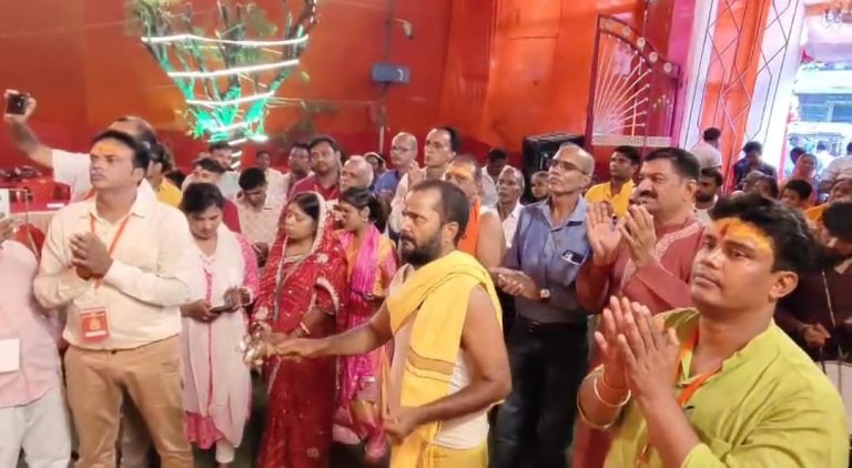 धूमधाम से हुआ मंगलमूर्ति का आह्वान, भक्तों ने किया प्रतिमा स्थापित, अगले तीन दिनो तक भक्तिमय रहेगा गिरिडीह