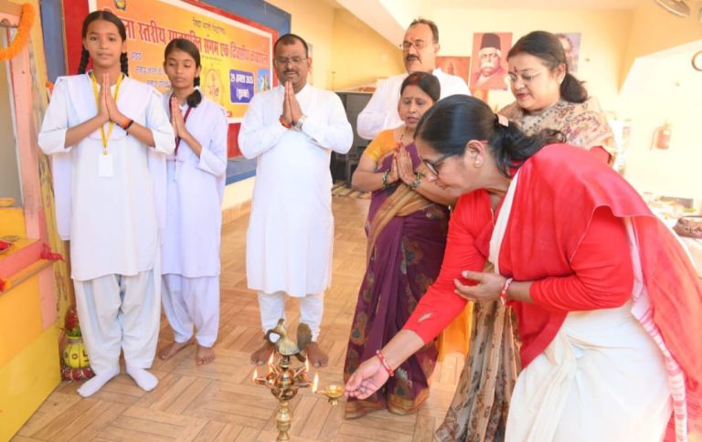 सरस्वती शिशु विद्या मंदिर बरगंडा, गिरिडीह में शुक्रवार को जिला सप्तशती संगम एक दिवसीय कार्यशाला का आयोजन किया गया।